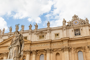Obraz premium St. Peter's Basilica in Vatican City with the statue of Saint Paul in the foreground.