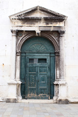 Fototapeta na wymiar Detalle de una puerta en Venecia