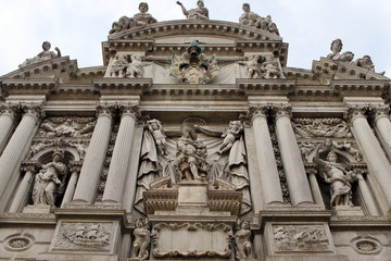Detalle escultural de un edificio