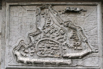 Mapa de una ciudad en piedra