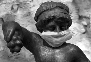 Skulptur mit Mundschutz gegen Corona-Viren
