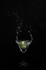 カクテルグラスの中のスプラッシュ