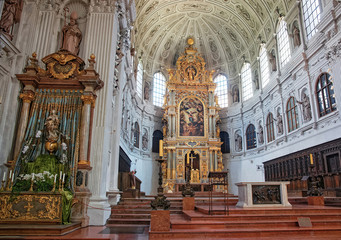 Fototapeta na wymiar Saint Michael Cathedral Cathedral Munich interior