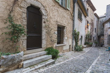 Fototapeta na wymiar Cobbled alleyway, Saint-Paul-de-Vence, Provence-Alpes-Cote d'Azur, Provence, France, Europe