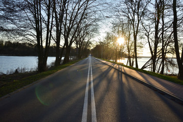 Puste drogi w słoneczny dzień. Efekt pandemii koronawirusa. © W Korczewski