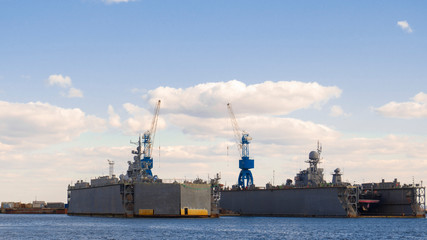 Obraz premium Floating docks with ships under repair