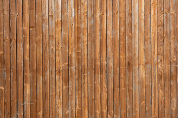 Holzwände mit klaren, linearen Strukturen, teilweise verwittert