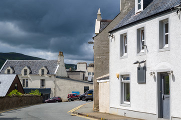 Obraz premium Typical scottish town street. Portree, island of Skye, Scotland.