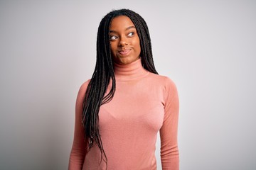 Obraz premium Young african american woman standing casual and cool over white isolated background smiling looking to the side and staring away thinking.
