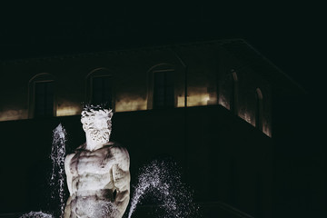 Statue sur une fontaine de Florence, Italie