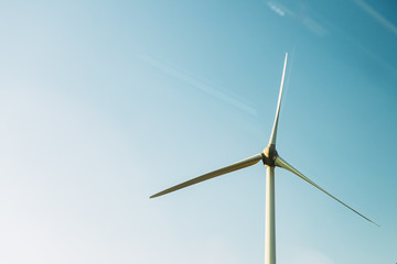 Turbine d'une éolienne dans le ciel bleu