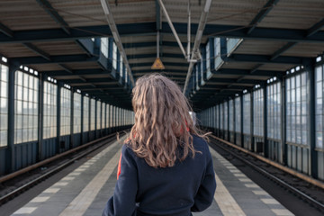 Schöne Frau im Berliner Frühling 2020
