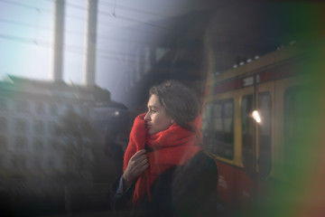 Schöne Frau allein unterweg nach coronavirus ausbruch in Berlin 2020