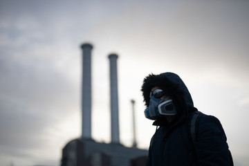 Mann mit maske nach coronavirus ausbruch in berlin