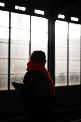 Fototapeta na wymiar Frau mit rotem Schal in Berlin 2020