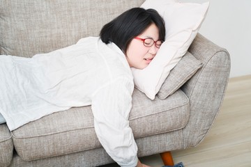 Fototapeta premium ソファーの上で寝る女性