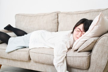 ソファーの上で寝る女性