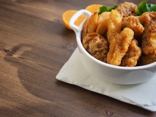 한국의 치킨강정과 감자튀김