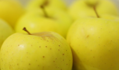 imagen de varias manzanas amarillas juntas con bello desenfoque, suave, bokeh, comida, fruta, soft...