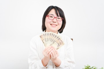 お金を手に持つ女性