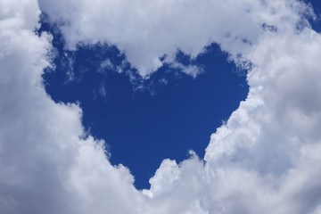 Nuvem com formato semelhante a um coração estilizado.