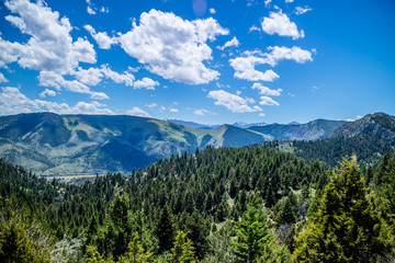 Fototapeta premium A beautiful overlooking view of nature in Lewis and Clark Caverns SP, Montana