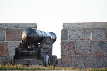Fototapeta na wymiar a historic naval cannon points towards the hudson bay from a stone fort