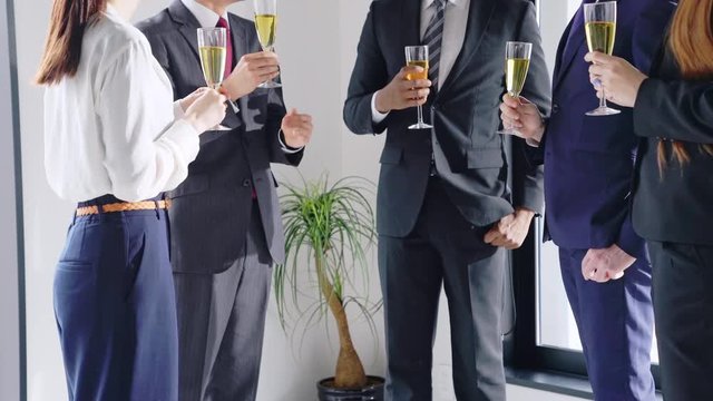 乾杯する人々