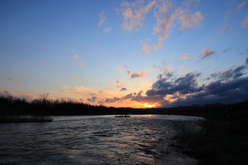 川と夕焼け空　美しい自然風景　背景素材