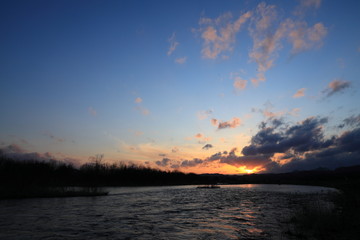 Fototapeta na wymiar 川と夕焼け空　美しい自然風景　背景素材