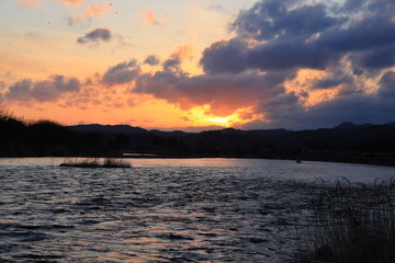 Fototapeta premium 川と夕焼け空 美しい自然風景 背景素材