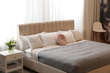 Fototapeta na wymiar Beautiful room interior with large comfortable bed