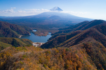紅葉の精進湖と富士山空撮
