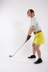 ゴルフのアドレスをする女性