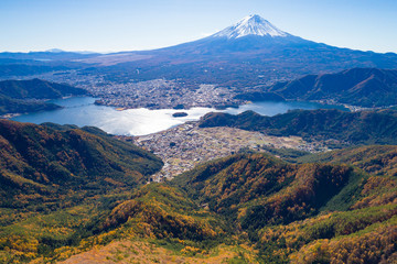 紅葉の河口湖と富士山空撮