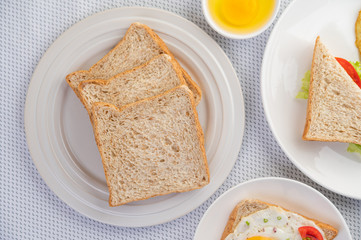 Bread placed with a fried egg with tomatoes, tapioca flour and sliced ​​spring onions.