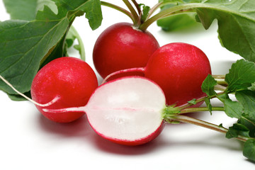 白い背景に分離された小さな赤い大根