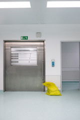 OP Trakt in einem Krankenhaus, Müllbeutel liegt vor einer Tür