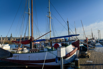 bateau sur le port de plaisance de Stockholm en Suède sur un ciel bleu