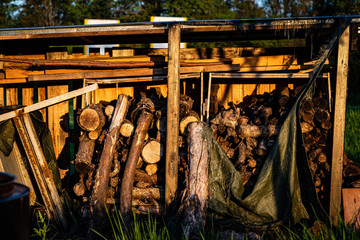 Holzstapel in Morgensonne