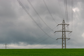 Strommasten in Landschaft