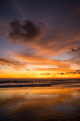 Obraz premium beautiful colorful sunset on agonda beach in goa, india
