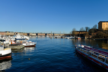 Fototapeta na wymiar bateau sur le port de plaisance de Stockholm en Suède sur un ciel bleu