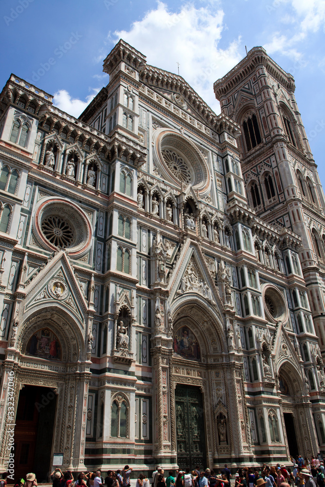 Wall mural Firenze, Italy - April 21, 2017: The Duomo with Giotto Bell Tower and Brunelleschi cupola in Florence, Firenze, Tuscany, Italy