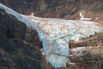 Vue du glacier Angel depuis un sentier de randonnée dans le parc national Jasper en Alberta, Canada.