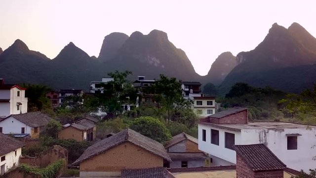 Effet vertigo - Couch&eacute; de soleil sur montagnes karstiques Yangshuo Chine - Sunset over karst mountains Yangshuo China