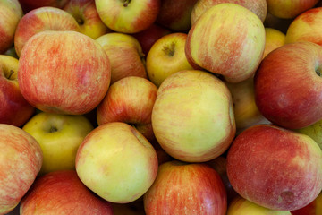 Fototapeta na wymiar red ripe apples in the supermarket