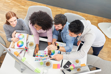  Team beim Brainstorming über Farbgestaltung
