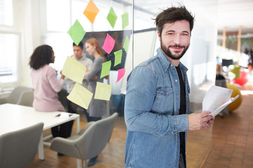 Existenzgründer im Büro seiner Internetagentur