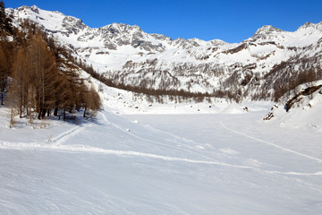 Fototapeta na wymiar Devero Park ( Verbano-Cusio-Ossola ), Italy - January 15, 2017: The Codelago iced lake in Alpe Devero Park, Ossola Valley, VCO, Piedmont, Italy